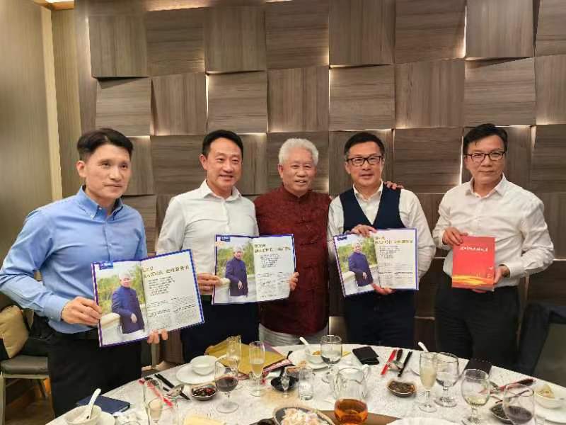 敬送深圳物流好故事給予前香港海關鄧以海關長、黎流柏副關長、陳子達副關長、胡偉軍助理關長。